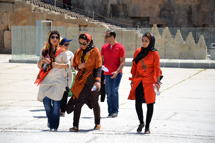 Viele Frauen im Iran sehen trotz ihrer Kopftücher sehr bezaubernd aus.