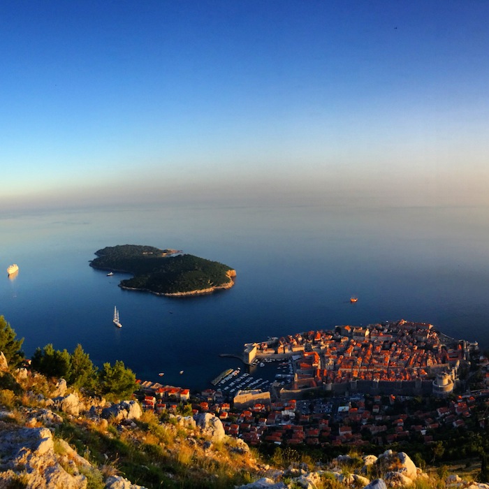 Dubrovnik in Kroatien von oben, eines der Balkanländer im Balkan