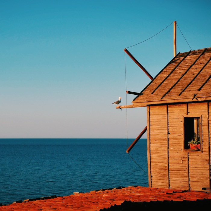 Eine Windmühle an der Schwarzmeerküste in Bulgarien, einem der Balkanländer im Balkan