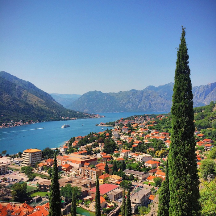 Ausblick auf die Bucht von Kotor in Montenegro, einem der Balkanländer im Balkan