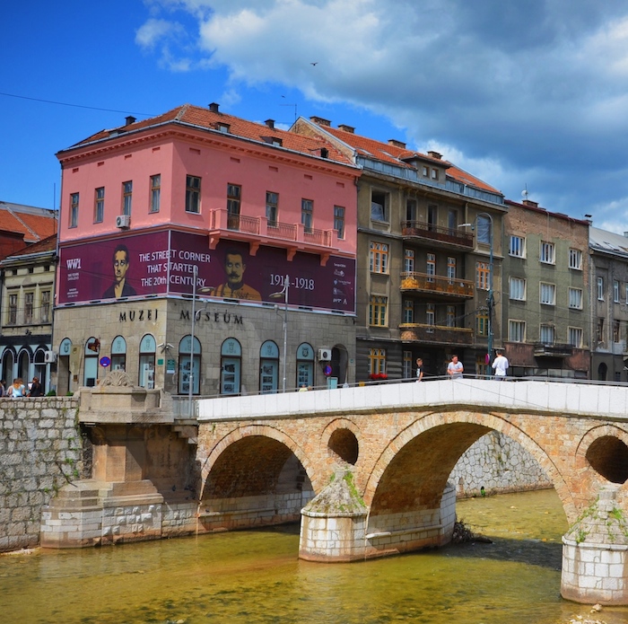 Die Lateinerbrücke in Sarajevo in Bosnien und Herzegowina, einem der Balkanländer im Balkan