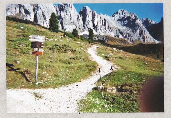 Digital Detox in Südtirol: Wegweiser an einem Wanderweg