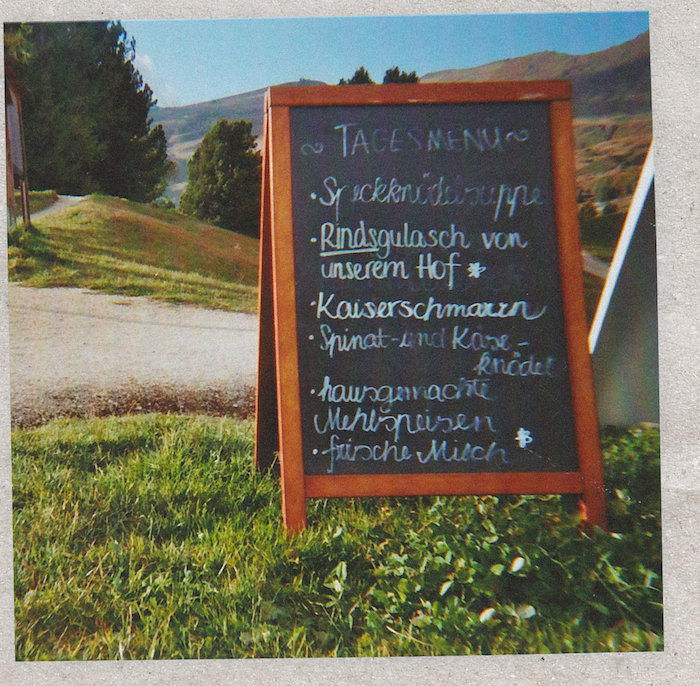 Digital Detox in Südtirol: Die Speisekarte einer Almwirtschaft