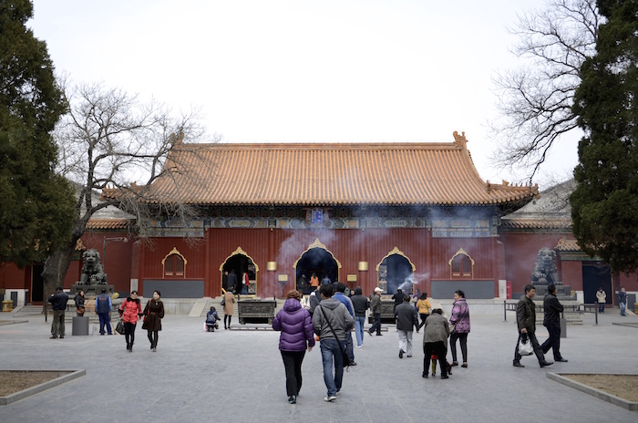 Auf dem Weg zum Mönch im Lamatempel in Peking