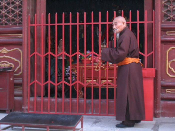 Ein buddhistischer Mönch im Lama Tempel in Peking