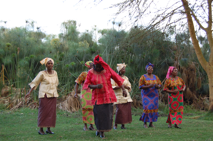 Tanzende Frauen am Lake Naivasha in Kenia