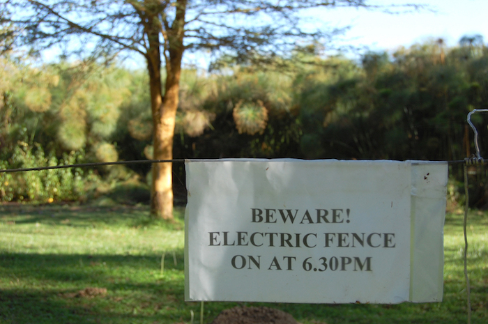 Lächerlicher Zaun am Lake Naivasha in Kenia