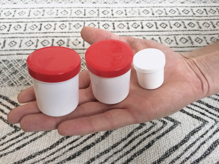 Einer der besten Reisetipps zum Packen: Cremes und Flüssigkeiten in kleine Behälter geben