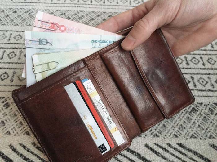 Einer der besten Reisetipps: Geldscheine mit Büroklammern bündeln und sortieren