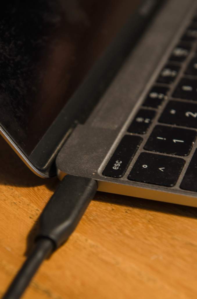 So sieht das Kabel aus zum Fotos speichern auf Reisen mit der Samsung Portable SSD T5