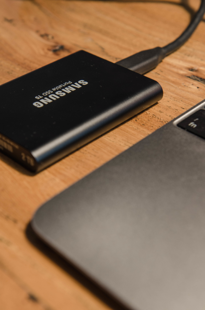 Einfach anschließen und Fotos speichern auf Reisen mit der Samsung Portable SSD T5