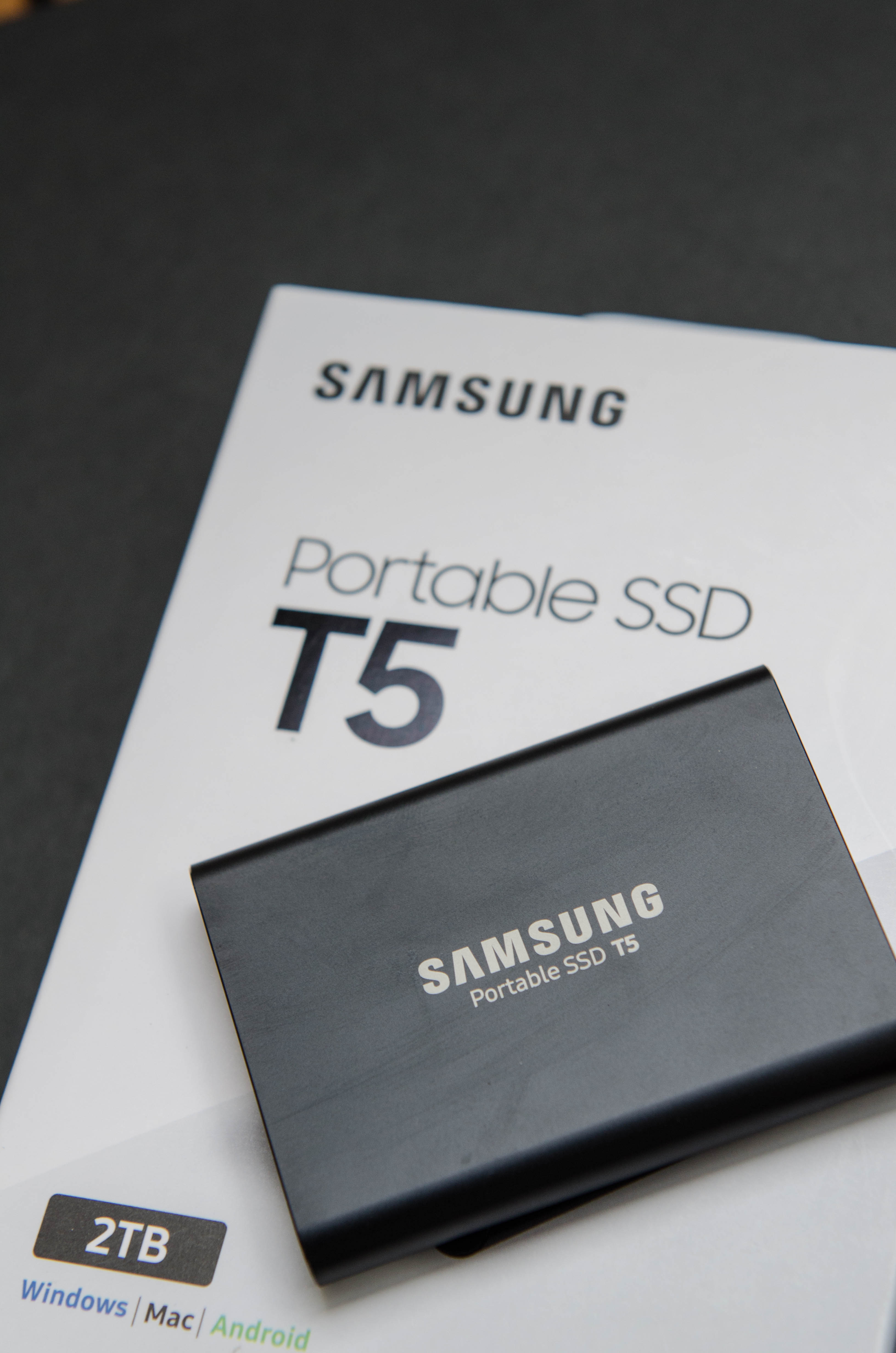 So klein ist die Samsung Portable SSD T5 mit der man Fotos speichern auf Reisen kann